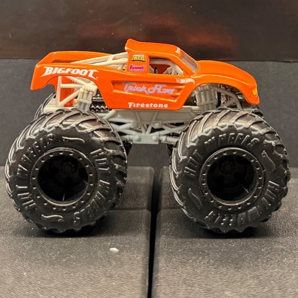 Hot Wheels Monster Jam Bigfoot mutil pack exclusive "Orange Firestone" 1/64